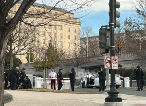 Terminó arrestado luego de estrellar su vehículo contra una barricada frente al Capitolio de EEUU
