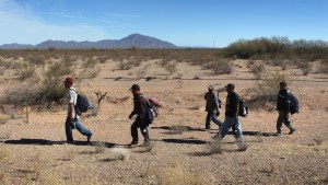 Criminales usan la IA para extorsionar a familias de migrantes perdidos en la frontera sur de EEUU