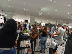Largas colas en tiendas tecnológicas de Venezuela en la víspera del “Black Friday” (Fotos y videos)
