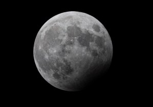 Científicos elaboran un nuevo mapa de la composición química de la superficie lunar