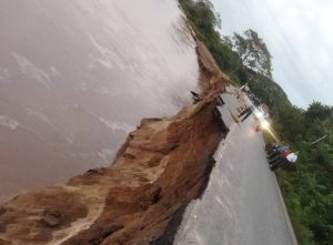 ¡Alerta! Cierran carretera que conecta Apure con Barinas para evitar una tragedia