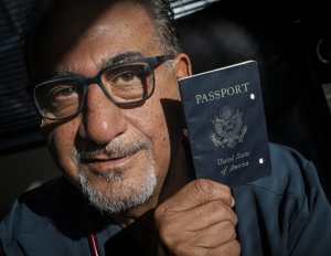El insólito caso de un médico que descubrió que ya no es ciudadano de EEUU al intentar renovar el pasaporte