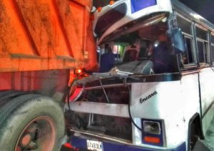 Aparatoso accidente entre autobús y gandola deja varios heridos en Aragua (Imágenes)