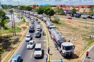 Gobernador de Bolívar promete (otra vez) “eliminar” las colas para obtener combustible