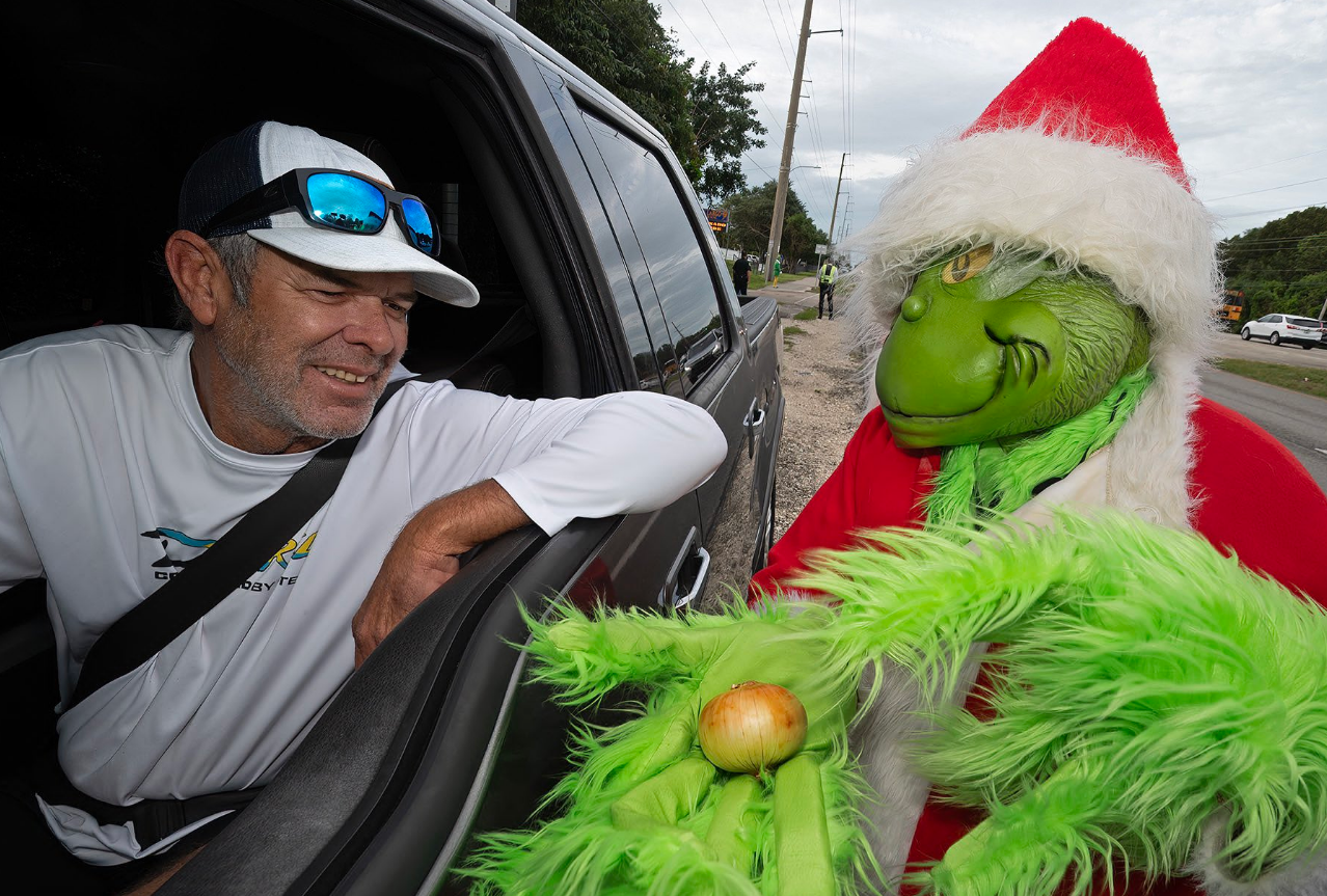 Alguacil en Florida se disfrazó de “Grinch” para ofrecer cebollas en lugar de multas de tráfico (Fotos)