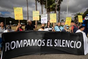 Empleados públicos venezolanos exigen “libertad y democracia”