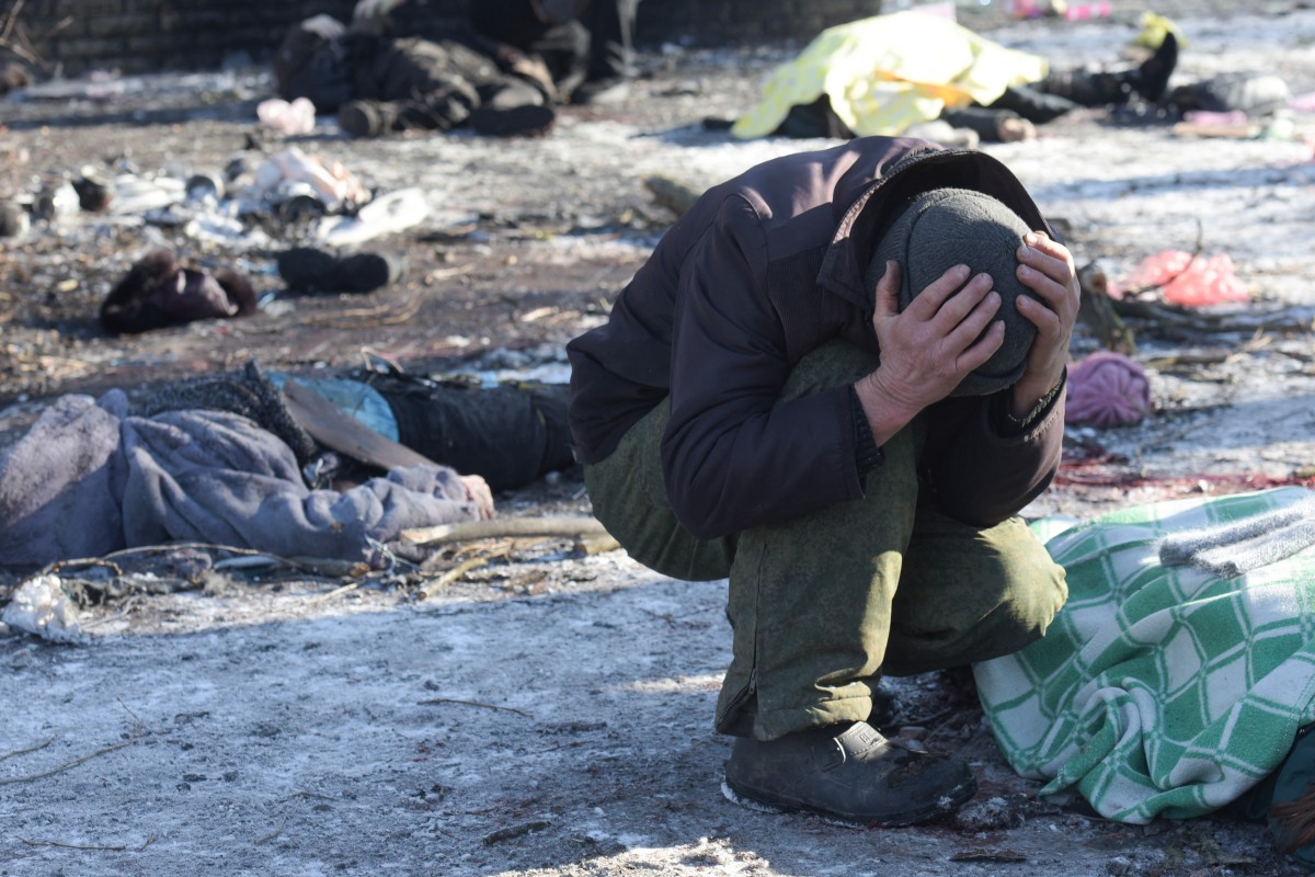 Dramáticas imágenes: bombardeo en una ciudad ucraniana controlada por Rusia dejó 27 muertos