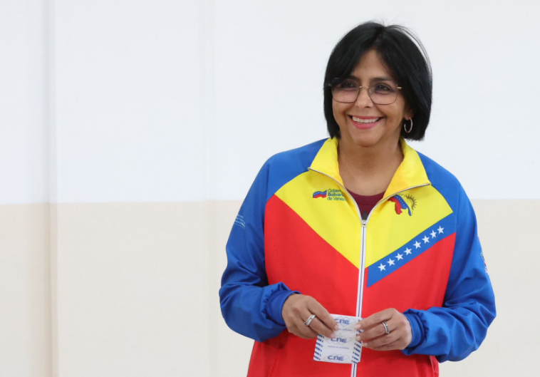 Delcy Rodríguez apareció maltratada y enyesada durante acto de campaña de Maduro (VIDEO)