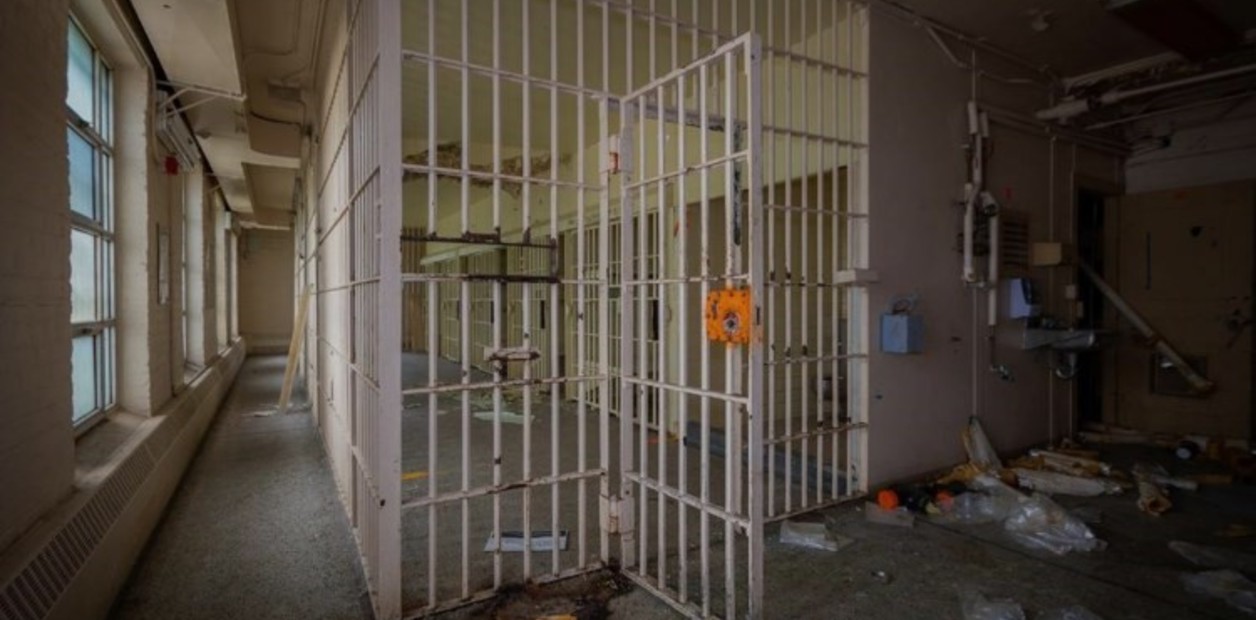 Entró a filmar en una cárcel abandonada y encontró un museo del terror