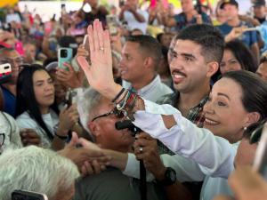 EN IMÁGENES: Cientos de personas recibieron a María Corina en su visita a Calabozo este #1Feb