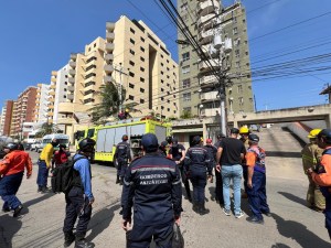 Bomberos controlan incendio en residencias en Lechería: No se reportan heridos