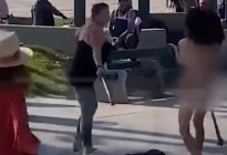 Una mujer desnuda y un palo con clavos: el VIDEO de una insólita pelea en las calles de Los Ángeles