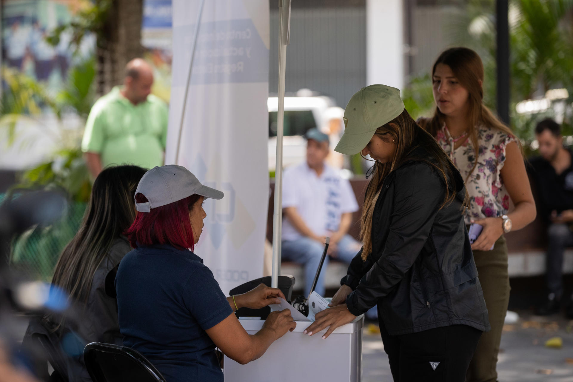 Jóvenes denuncian irregularidades en el proceso de inscripción de votantes por el CNE