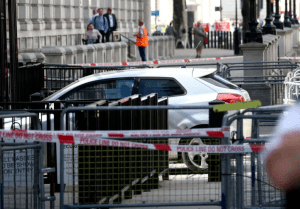 Un hombre detenido tras chocar su carro contra la reja del palacio de Buckingham