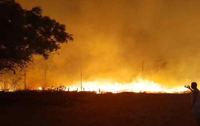 Desalojan a familias cerca del bosque de Uverito debido a los fuertes incendios