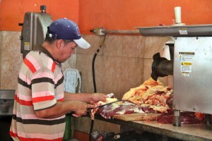 En carnicerías de Maturín se desploma venta de carne y aumenta la de pellejo y hueso blanco