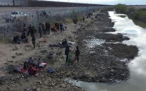 Confusión entre migrantes en la frontera entre México y EEUU ante disputa judicial por ley en Texas
