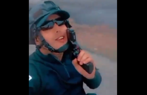 “Paco salsero” se viraliza tras grabarse paseando en moto y jugando con su pistola (VIDEO)