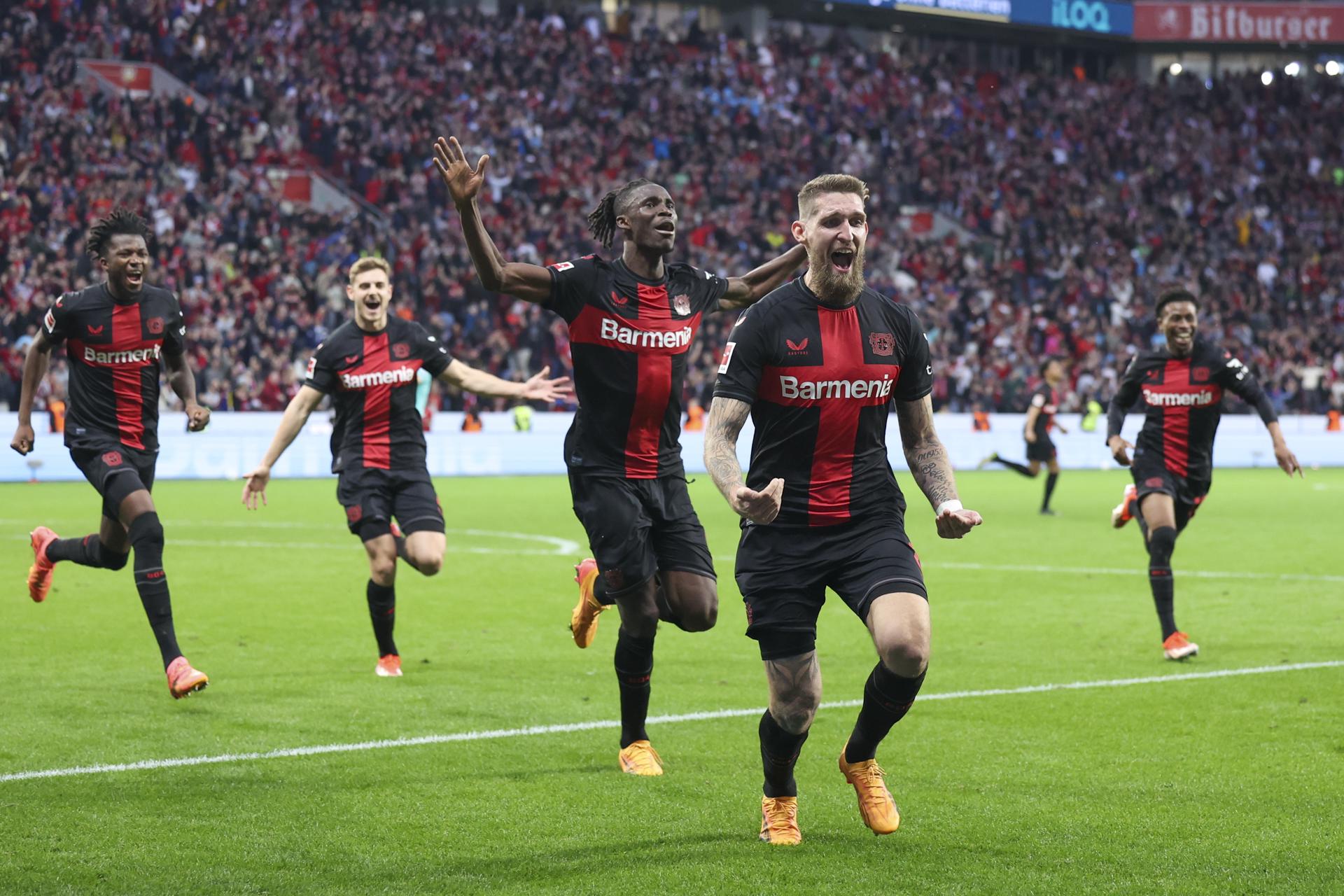 Bayer Leverkusen volvió a salvar su invicto en el descuento ante el Stuttgart