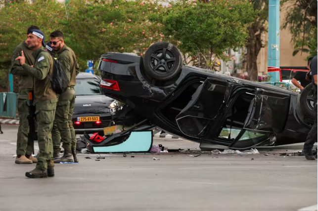 Ministro de Seguridad de Israel resultó herido al volcar su automóvil en el cruce de dos avenidas