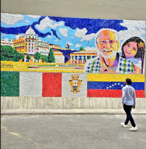 El artista venezolano Oscar Olivares inauguró en Italia un enorme “eco-mural” con tapas (VIDEO)
