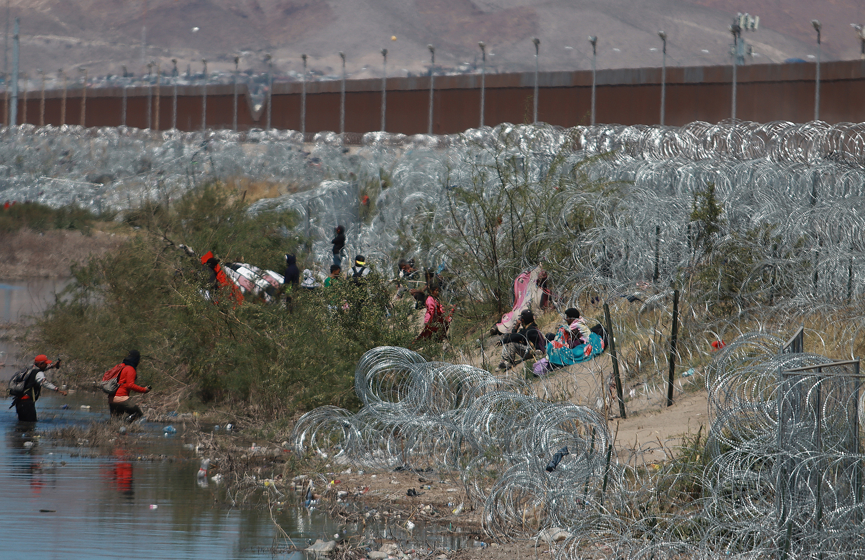 Migrantes en México denuncian que Texas coloca una nueva barricada para impedirles acampar