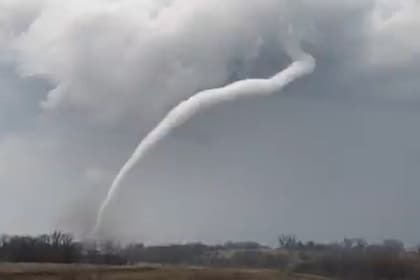 Las impactantes imágenes del tornado que azotó el estado de Iowa (VIDEO)