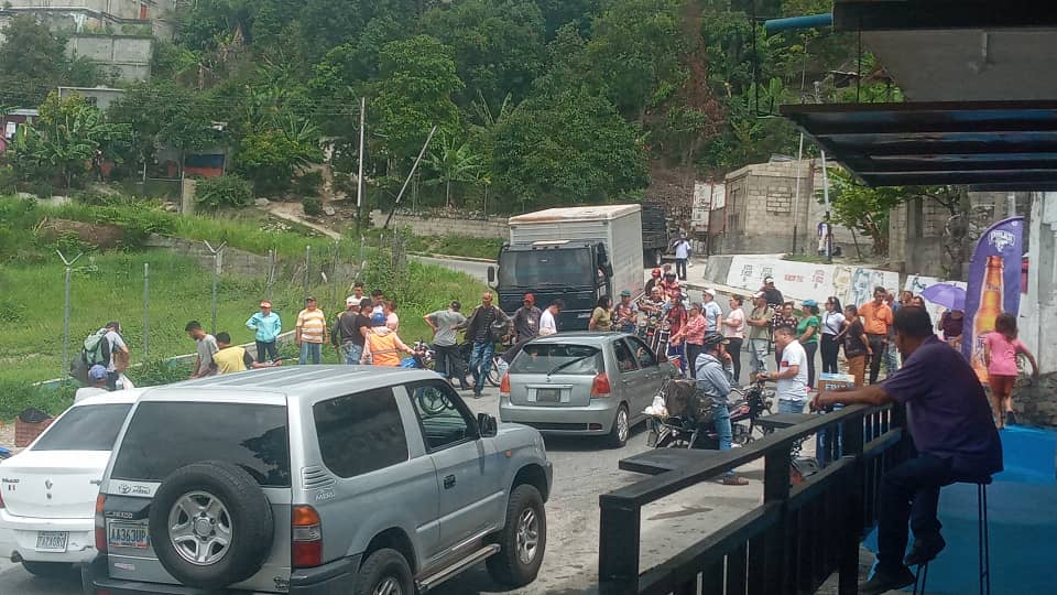 Merideños no se calan más la falta de agua y trancaron la carretera Tovar-Bailadores