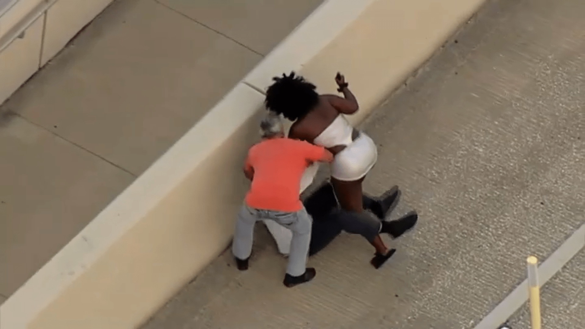 VIDEO: Mujer perdió los estribos tras un choque e intentó apuñalar a dos hombres en autopista de Florida