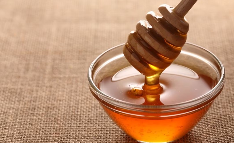 ¿Cuáles son los beneficios de tomar agua con miel en las mañanas?