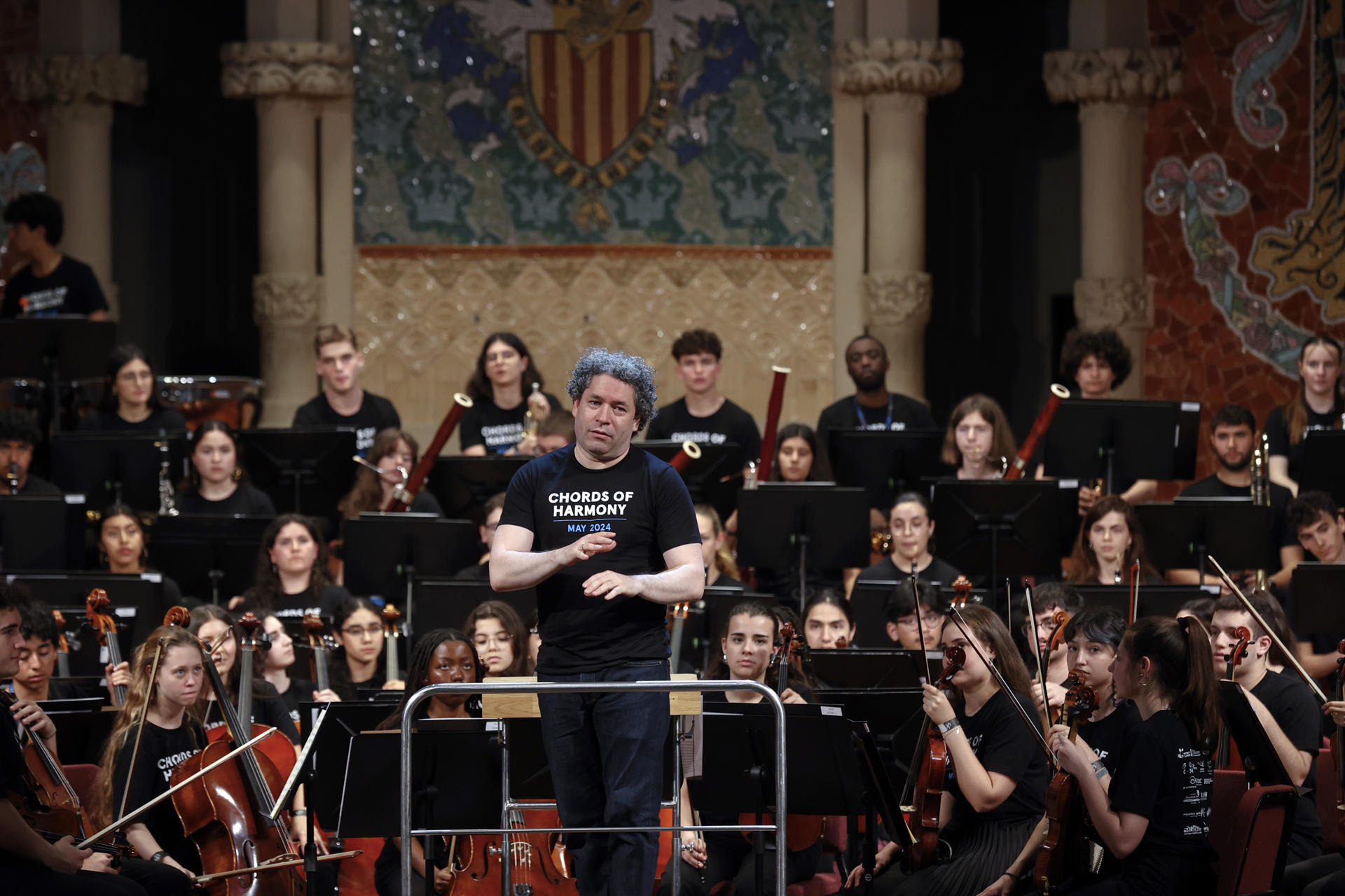 Jóvenes músicos de nueve países ensayan en el Palau de la Música bajo la batuta de Gustavo Dudamel