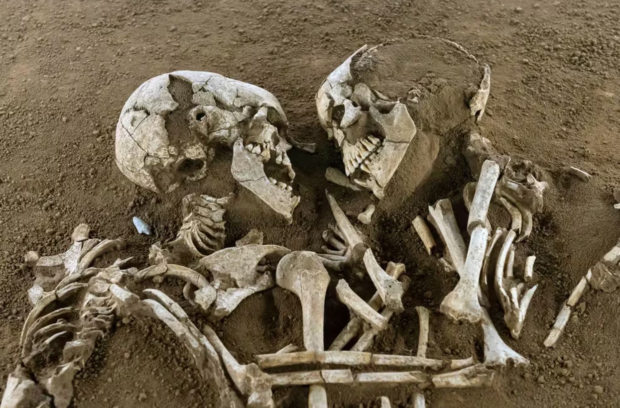 La historia de los cadáveres sepultados hace más de cinco mil años que fueron hallados abrazados
