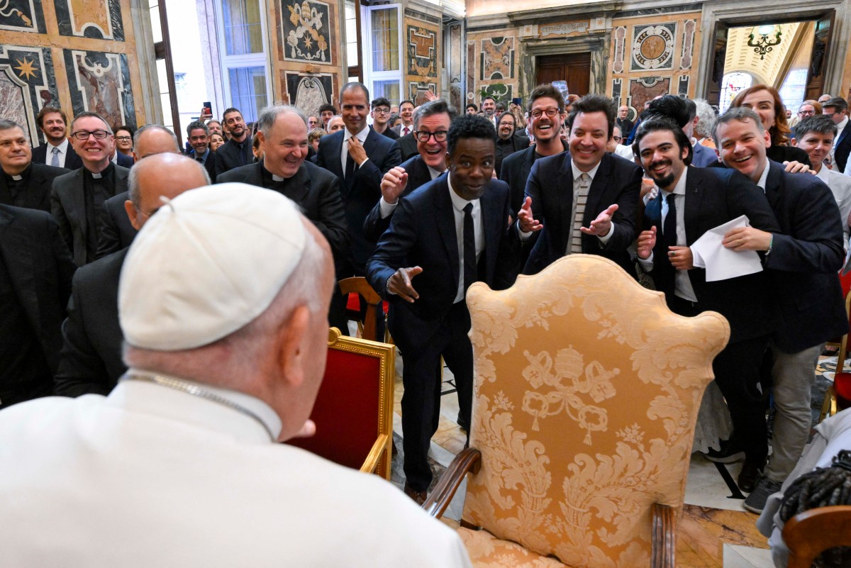 El papa Francisco bromea con un grupo de actores y comediantes de todo el mundo
