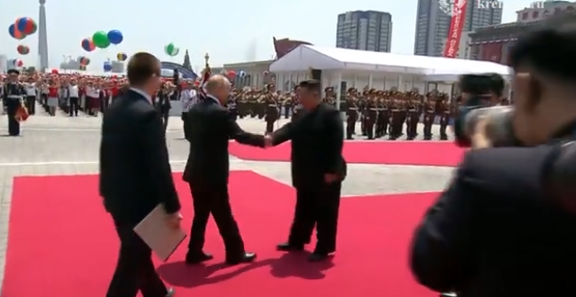 Limusinas, juegos de té y bustos de Putin: los “regalitos” intercambiados por Kim Jong-un y el presidente ruso