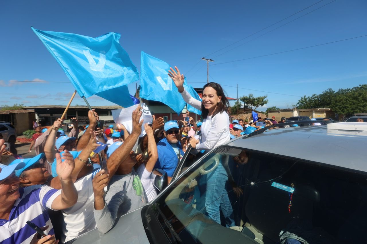 Multitud recibe a María Corina Machado en Anzoátegui durante su camino hacia Bolívar (IMÁGENES)
