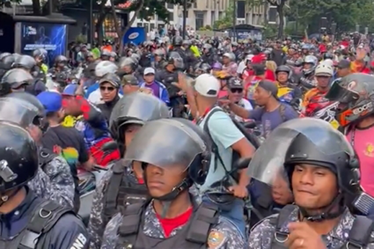 Marchas confrontadas: chavistas y opositores son separados por una línea delgada de uniformados de la PNB (VIDEO)